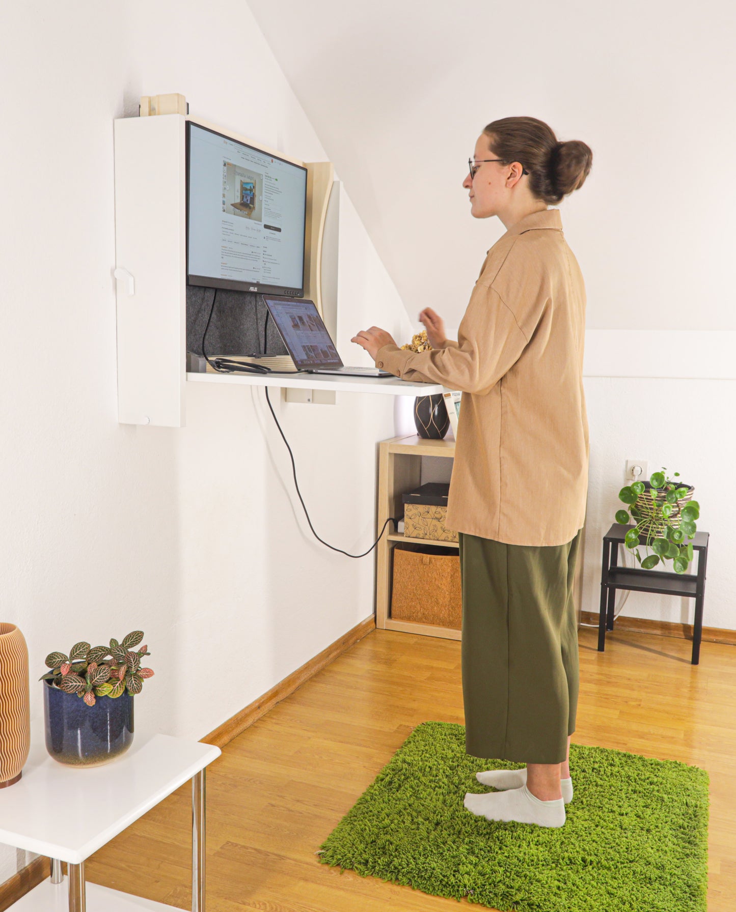 Wall height adjustable desk